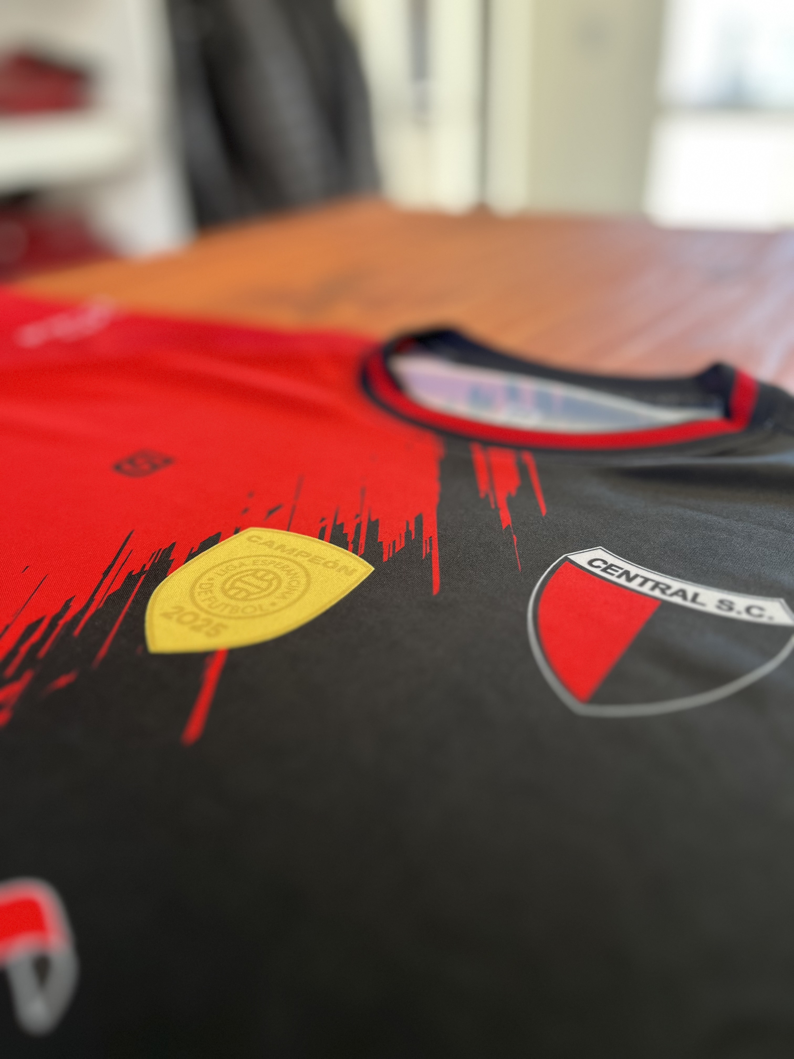 CAMISETA CON PARCHE DE CAMPEÓN